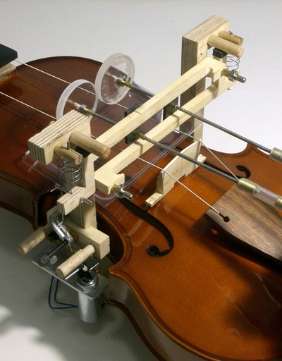Photo: Martin Riches close-up of bowing mechanism